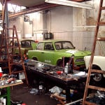 Alte Motorenwerkstatt mit Trabant